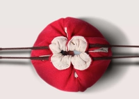 Красная ткань ручной работы