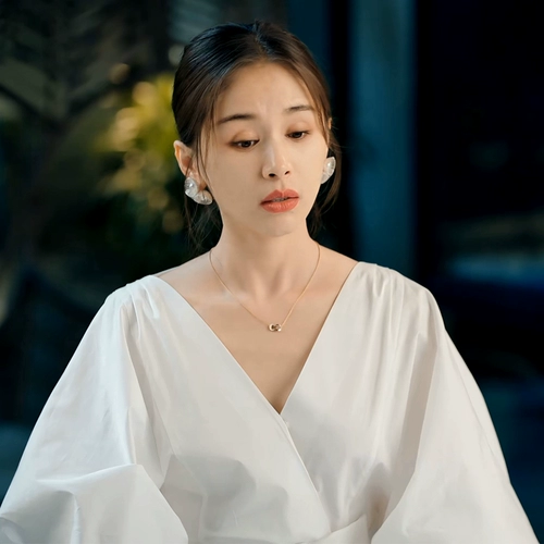 Белое платье, комбинезон, V-образный вырез, рукава фонарики