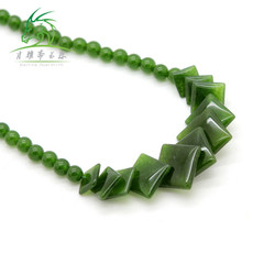 Украшения на шею 肖雅斋 翠绿马来玉项链方片纯色 女士项链玉质细腻圆珠项链