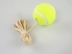 2 huấn luyện viên quần vợt với những người mới bắt đầu luyện tập với dây chuyền thiết lập dây đai tennis duy nhất
