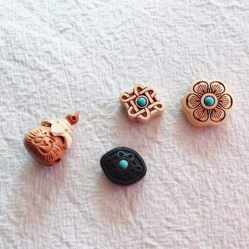 Резной аксессуар из черного дерева Эбен, латунная инкрустация камня, брелок