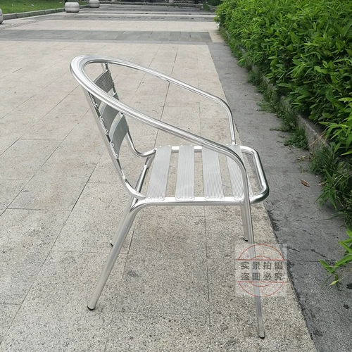 На открытом воздухе садовый солнечный клык дождевая вода, показывающая легкое место для отдыха.