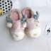 Jiu Si STUDIO trẻ con mềm mại dễ thương nhung nhung nhung sang trọng trong nhà nhà ấm giày cotton chống trượt tóc giày sandal nữ Dép