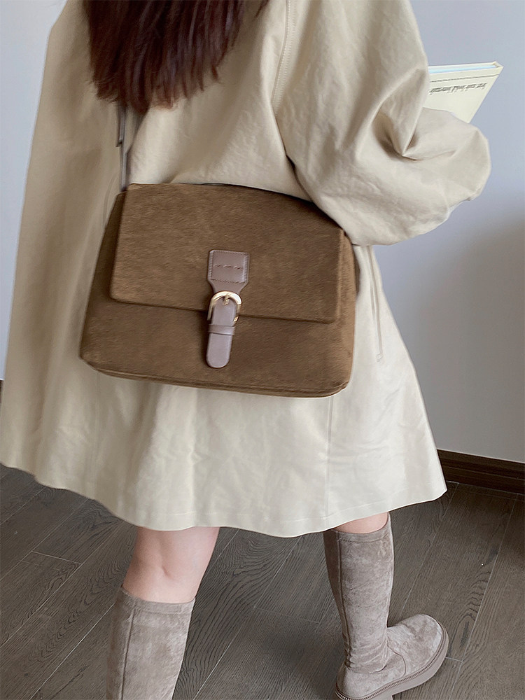 Koreanische Version der neuen Herbst-Damentasche im College-Stil mit Samtstruktur und einer Schultertasche unter dem Arm_voghion.com