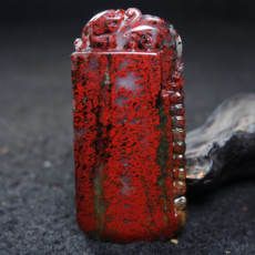 Украшения на шею 桂林鸡血玉大红袍雕刻无事牌 罗家塘孤品 仿古貔貅吊坠豹纹鱼子冻