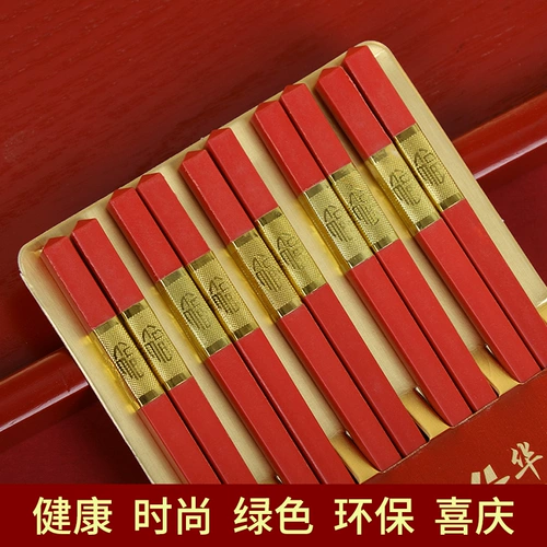 Свадебные принадлежности брак красный бамбук и деревянные палочки для еды.