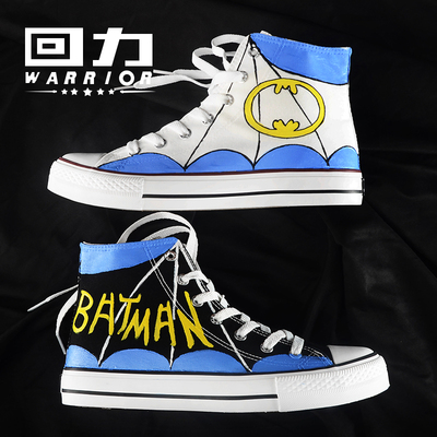 Được lấy cảm hứng từ siêu anh hùng Batman, Converse ra mắt phiên bản giới hạn giày chung Batman 1970s. Với chất liệu vải tốt và thiết kế độc đáo, giày Converse phiên bản giới hạn chung Batman 1970s đem đến phong cách thời trang mới lạ và cá tính. Hãy xem hình ảnh để khám phá sản phẩm độc đáo này.