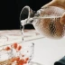 Búa nước kiểu Nhật Bản và ly rượu sake rượu vang đặt ly rượu vang