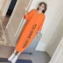 Phụ nữ mùa hè 2021 phiên bản Hàn Quốc của chữ cái váy ngủ dài rộng rãi cỡ lớn nữ trên đầu gối váy dài tay ngắn màu cam - Váy dài