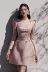 Nhà thiết kế phụ nữ ngành công nghiệp nặng Việt Nam tính khí cổ vuông màu hồng vải tuýt mỏng váy đầm dạ hội công chúa