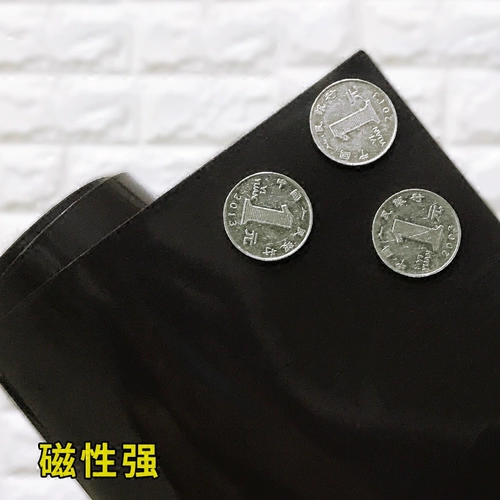 Учитель из магнитного поля учителя Учитель из черной доски использует мягкий магнитный пинкин с четырьмя лининами с тремя лининами маленькой белой доски.