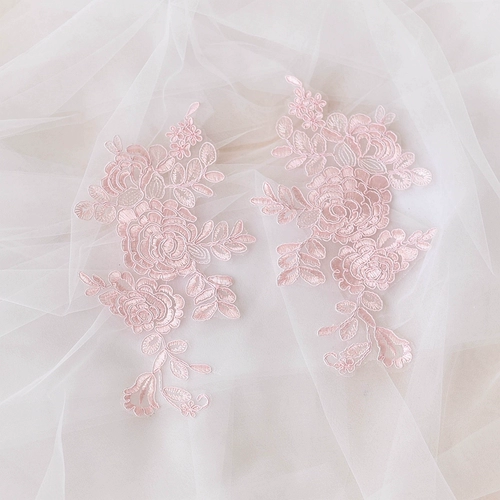 Одежда кружевные кружевные пятна и шахматные кости, белая вышивка из белого пиона.