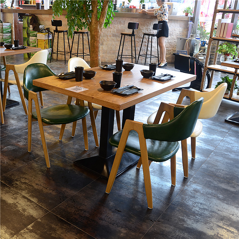 Столы и стулья в кафе