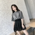 Hồng Kông-phong cách retro chic lấp lánh bạc-xám ngắn tay T-shirt + hoa, cao eo sáng bóng nếp gấp Một từ váy bộ đồ vest nữ Bộ đồ