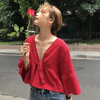 Mùa hè của phụ nữ sexy Hàn Quốc phiên bản của sâu V-Cổ dây đeo áo sơ mi loa bảy điểm tay áo đỏ xù ngắn búp bê áo sơ mi áo sơ mi cổ trụ nữ