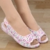 Hàn Quốc phiên bản của mùa hè mới của phụ nữ dép phẳng nhựa in giày bãi biển nông miệng rỗng mẹ giày không trượt lỗ giày sandal nữ đế thấp Sandal