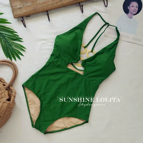 Ретро боди, зеленый купальник, с акцентом на бедрах