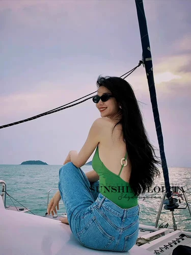 Ретро боди, зеленый купальник, с акцентом на бедрах