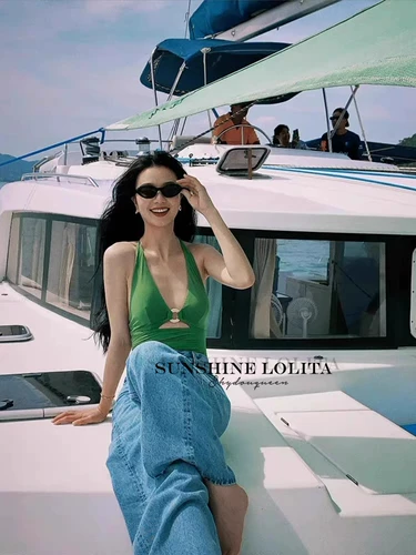 Ретро боди, зеленый купальник, с акцентом на бедрах