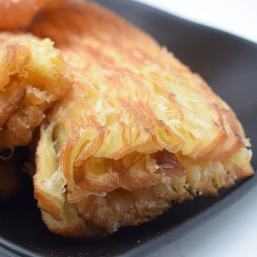 Сквозь тарелка с кальмаром, разорванная кальмира