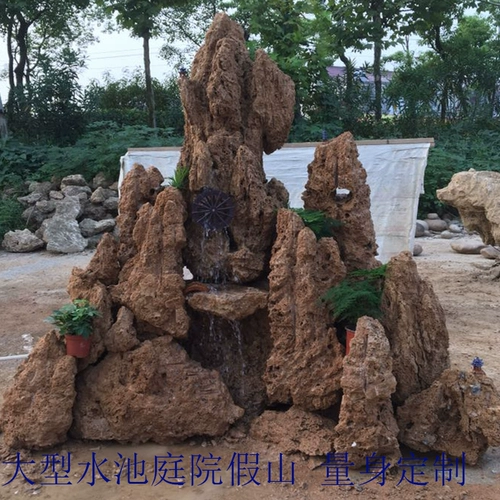 Большой масштаб поглощающий шииучи на балконе Скала на открытом воздухе водный камень натуральный камень. Натуральный камень текущий фонтан