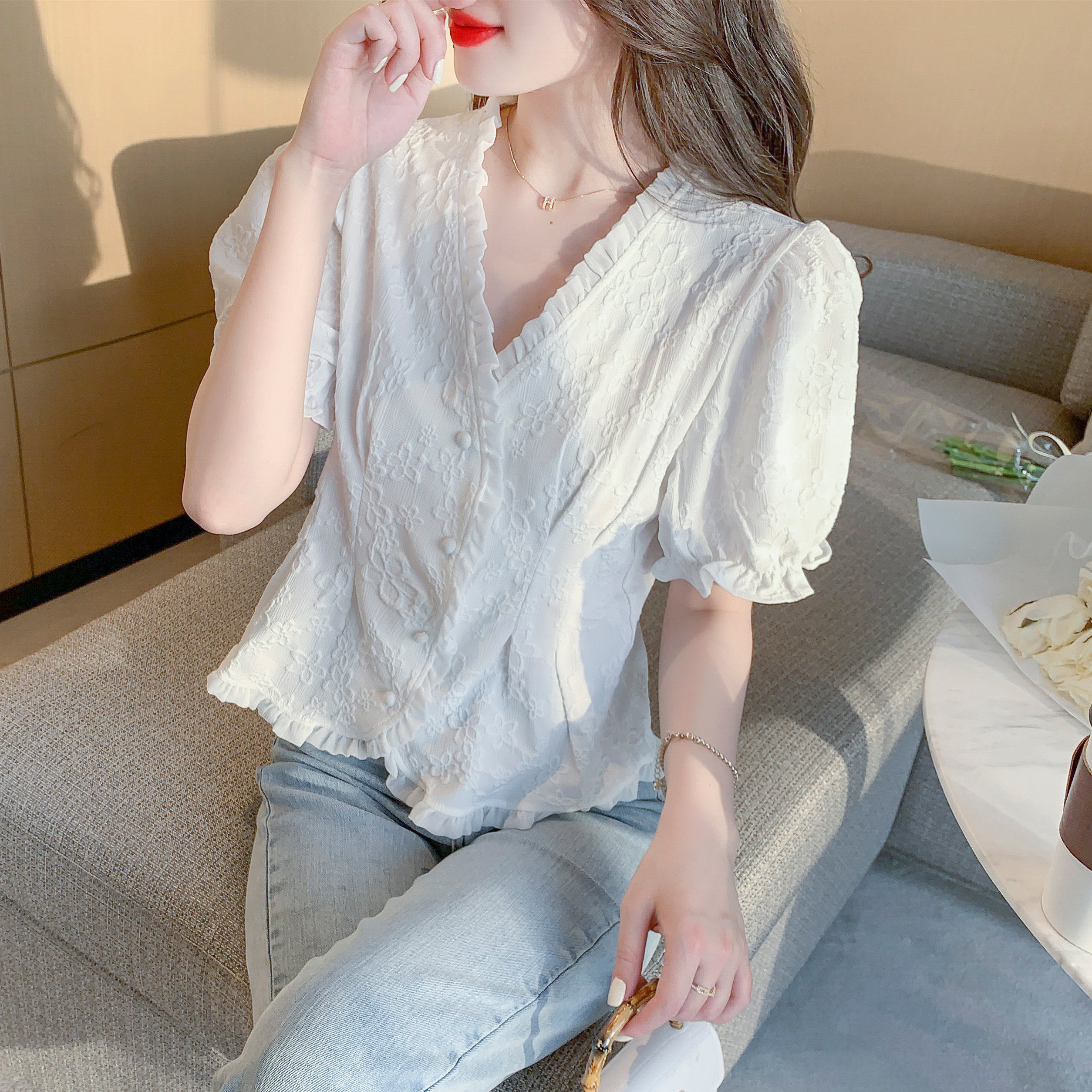 French white shirt women's short-sleeved 2022 summer V-neck dollhouse, fashionable puffed sleeves, cinched chiffon top details Picture