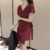 Dora Chaoren Hall Hồng Kông hương vị retro chic bất thường V-Cổ tie ngắn tay khí thanh lịch đầm