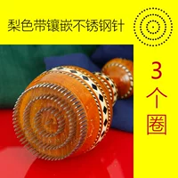 Три круга грушевых цветов инкрустировали иглы из нержавеющей стали.