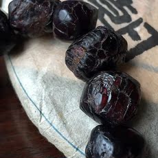 Украшения на руку 稀少老石榴石原矿随型手串 酒红色收藏级男女款 无注胶无优化