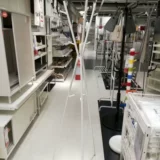 Ikea Ikea ekrar Jekal Law Law Law Room - это простая и тихая, домашняя стойка для плаща висят вешалка