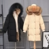 Chống mùa xuống áo khoác phụ nữ phần dài 2018 mới siêu lớn lông cổ áo lỏng dày Hàn Quốc phiên bản của giải phóng mặt bằng đặc biệt bị hỏng mã thủy triều