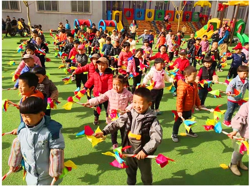 Детский сад легкий инструментальный трах детский утренний бляпк квадратный танцевальный цветочные палочки, быки кнут лотос, держащий цветочный колокольчик