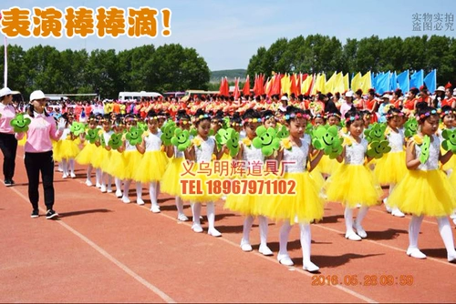 Двойные скидки с двумя с двумя разоблаченными смайливыми смайливыми цветочными перчатками перчатки игры на церемонии на таблицах и реквизита