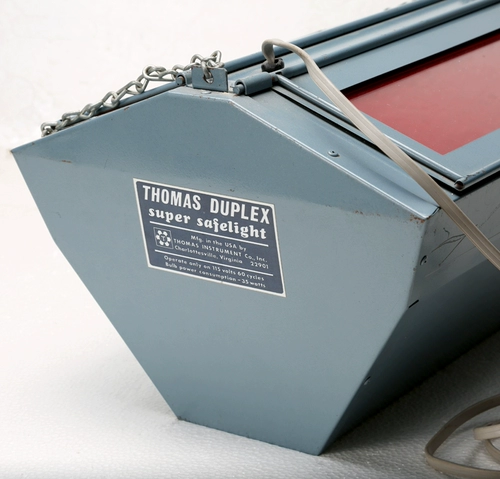 Черно -белая комната Американский Томас Томас Профессиональный темная комната Светлый свет.