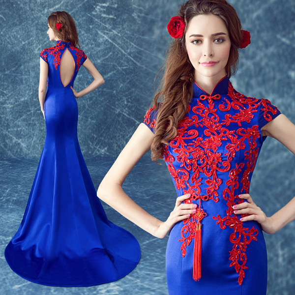 Синее платье с красной бижутерией