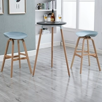 Черный стол с двумя стульями горизонтального дерева (цветные замечания стула)