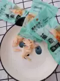 Кошки и собачья закуски кошки вареные куриные грудки питательное зерно, приготовленная курица, маленькая грудь, толстые волосы, дерзкие, мясо влажное зерно