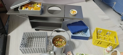 Йемен подлинная еда и игра в школу в школе столовая в учебнике