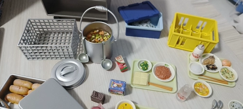 Йемен подлинная еда и игра в школу в школе столовая в учебнике