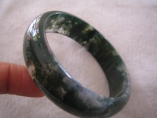 Украшения на руку 天然a货水草手镯草绿色。质地细腻柔润颜色纯正，适合中老年佩戴