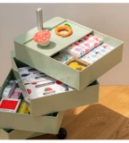 Дом мечты может переместить на полку кровати шкафу шкафа нескольких косметических косметиков.