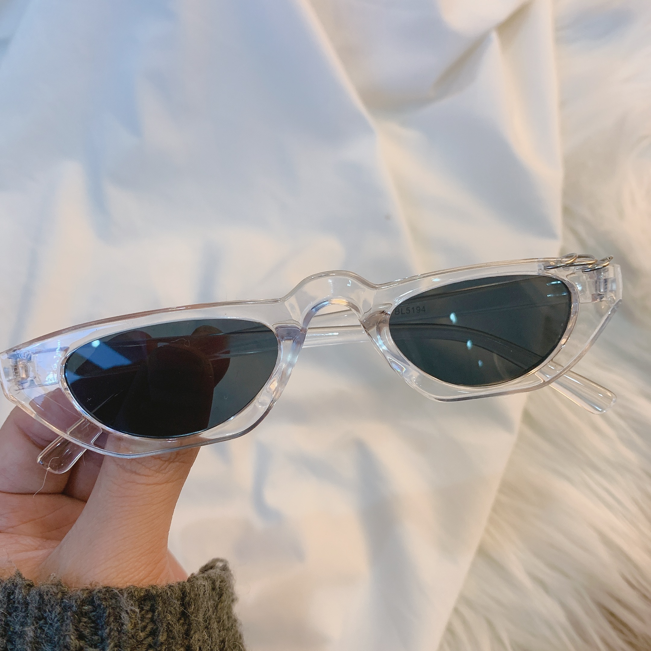 Metal Ring & Transparent Colorvintage Sunglasses Port style Europe and America Retro photograph cat eye Sunglasses Purple series lovers pose female collocation