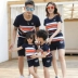 Gia đình thân thiện với mùa hè ăn mặc gia đình nhà ba mảnh bốn mảnh mẹ và con gái phù hợp với bông sọc ngắn tay đầm