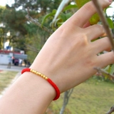 Золотой браслет из красной нити, браслет с одной бусиной, плетеный оберег на день рождения для влюбленных подходит для мужчин и женщин