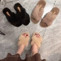 Mềm mại thỏ lông thỏ sang trọng nữ mùa thu 2018 phiên bản mới của Hàn Quốc hoang dã dày dưới đáy kéo giày lông lỏng lẻo giày sandal nữ đi học