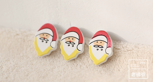 Окрашенная Санта -Клаус Деревянный пряжка DIY Симпатичные пуговицы ручной работы