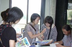 Рисунки акварелью и гуашью 日本客人在选购画家曹金根作品纯手绘金山农民画