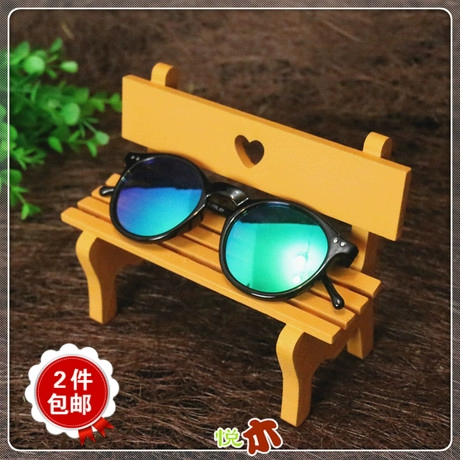 Стенд, солнцезащитные очки, деревянный декор