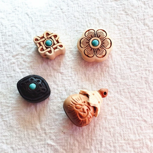 Резной аксессуар из черного дерева Эбен, латунная инкрустация камня, брелок