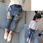 Xuân 2019 mới vừa và nhỏ bé gái vừa hoạt hình bé gái mặt cười nhãn mác quần jeans ống đứng - Quần jean